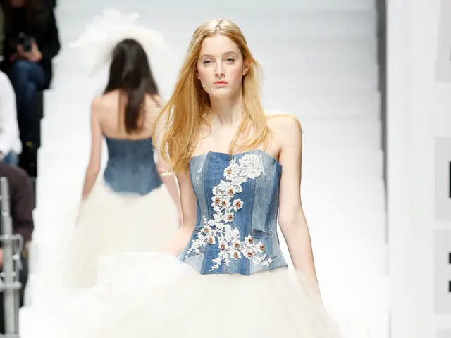 Harmonizing Contemporary Technology and Ancient Living Customs