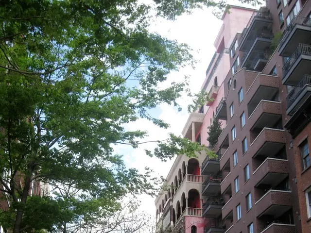 Long-distance vacation via country roads: Bison Futé's 1000 km journey documented with various pit...